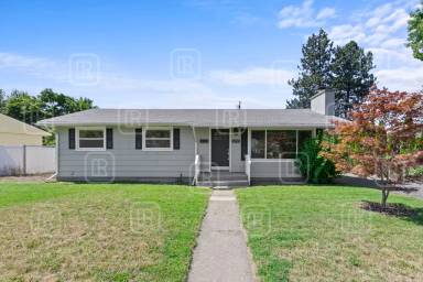 Main picture of 5915 N Maple St