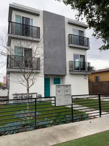 Main picture of 2110 1/2 Carmona Ave