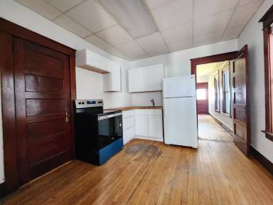 Main picture of 85 Center St