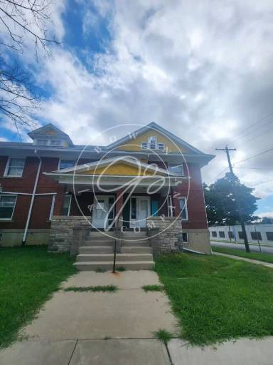 Main picture of 199 E Broadway St