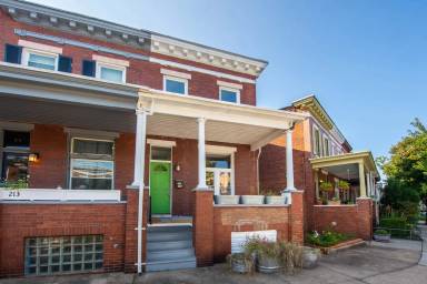 Main picture of 215 W 27th St