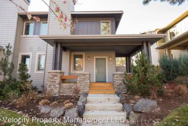 Main picture of 1595 NW Milwaukee Ave