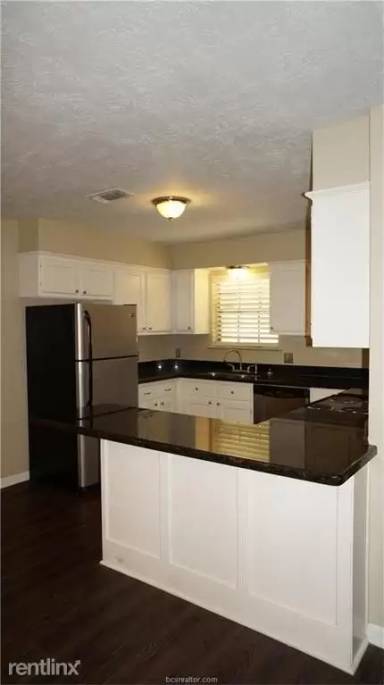 Main picture of 1104 Hardwood Ln