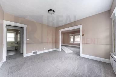 Main picture of 121 Logan St