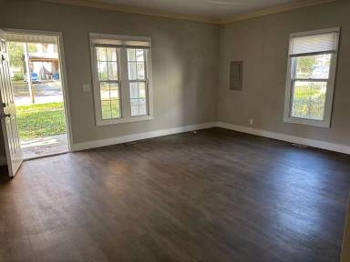 Main picture of 1330 N Broadway Ave