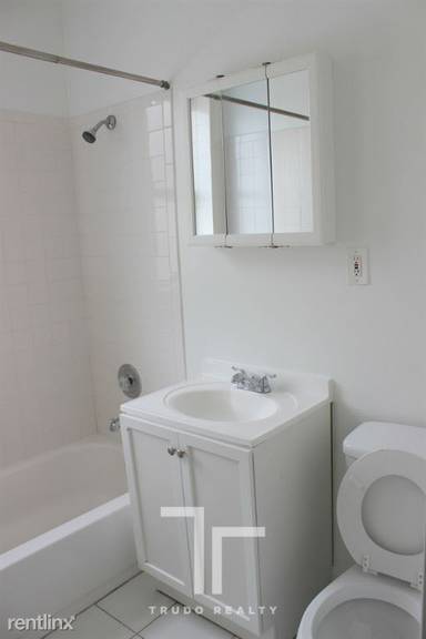 Main picture of 813 W Waveland Ave