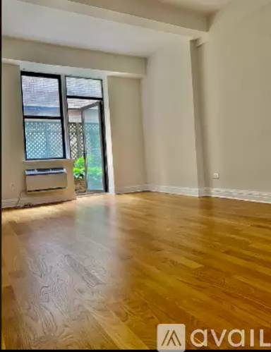 Main picture of 152 W 16th St