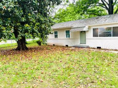 Main picture of 400 Willowood St