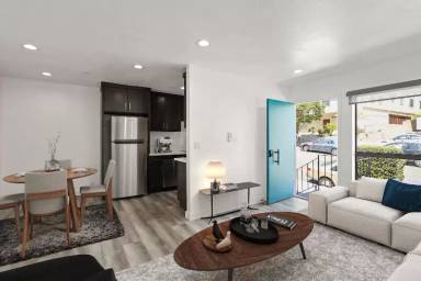 Main picture of 900 W College St