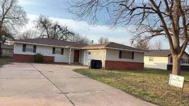 Main picture of 1704 Pawhuska Ave