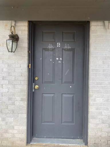 Main picture of 300 E Knoxville St