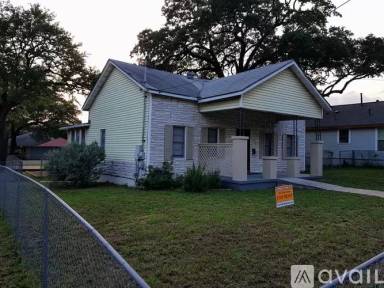 Main picture of 1182 Navasota St