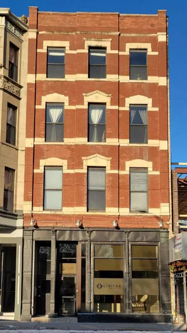 Main picture of 701 N Milwaukee Ave