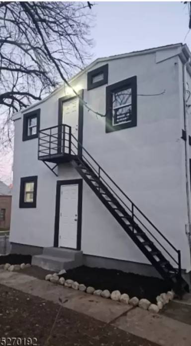 Main picture of 21 Oak St