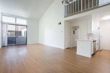 Main picture of West Knoll Plaza