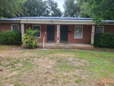 Main picture of 701 Simmons St