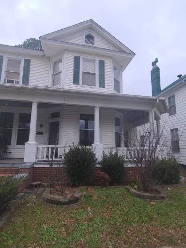 Main picture of 123 1/2 Saint James Ave
