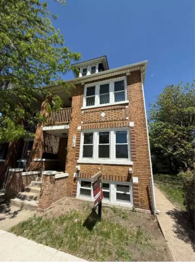 Main picture of 918 W 151st St
