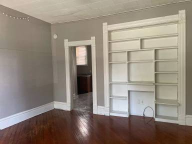 Main picture of 906 E Burlington St