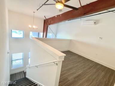 Main picture of 2450 Roosevelt Ave