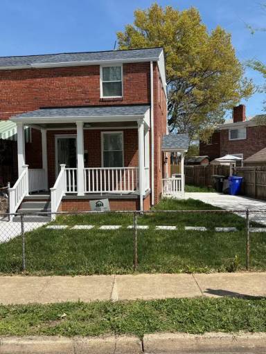 Main picture of 2449 S Oakland St