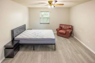 Main picture of Oaks Condominiums