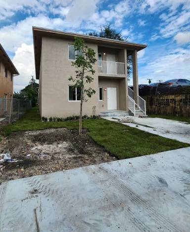 Main picture of 730 NW 199th St