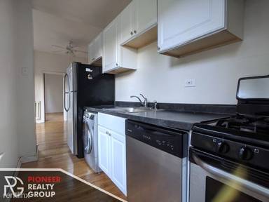 Main picture of 915 W Waveland Ave Apartments