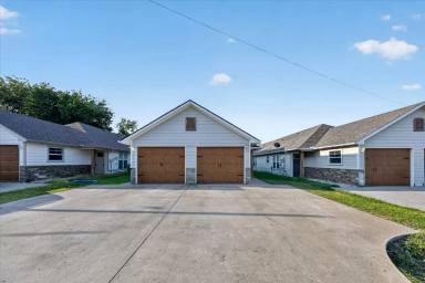 Main picture of 608 E College St