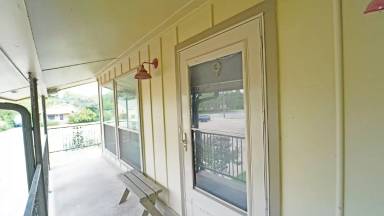 Main picture of 202 E Oak St