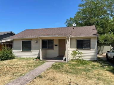 Main picture of 832 W 13th St