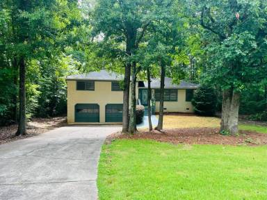 Main picture of 27 Elaine Dr