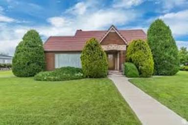 Main picture of 687 N Main St