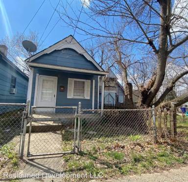 Main picture of 216 W Fifth St