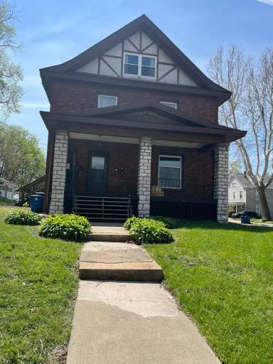 Main picture of 443 E 7th St