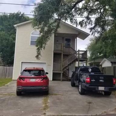 Main picture of 2215 Little St