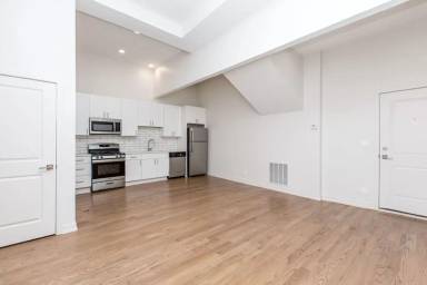 Main picture of 1012 W 18th St