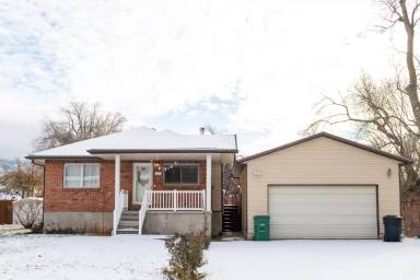 Main picture of 30 Pinewood Dr