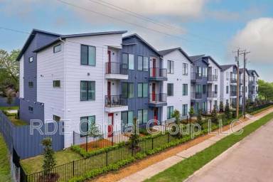Main picture of 3235 Dallas St