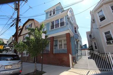 Main picture of 207 John St