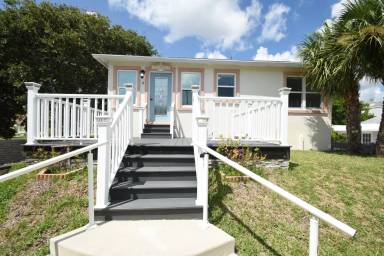 Main picture of 403 N Oleander Ave