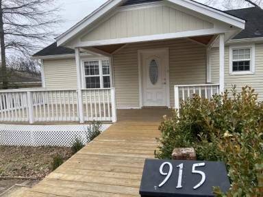 Main picture of 915 W 47th St