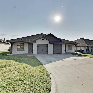 Main picture of 11500 N Lincoln Blvd