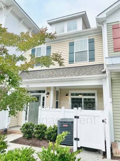 Main picture of 707 Fishers Ct