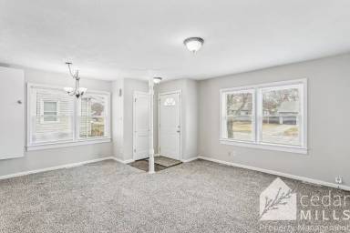 Main picture of 915 N Pinecrest St