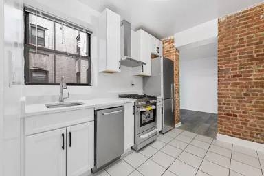 Main picture of 214 E 82nd St