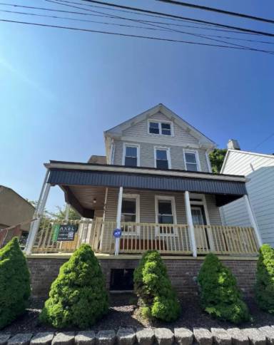 Main picture of 820 W Lincoln St
