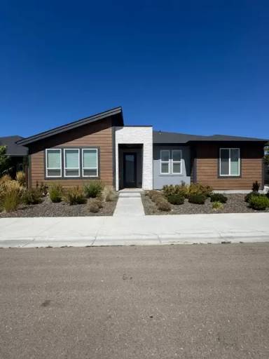 Main picture of 555 S Proctor Ln