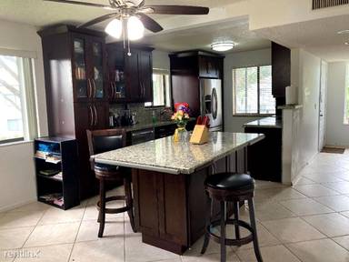 Main picture of 320 Racquet Club Rd