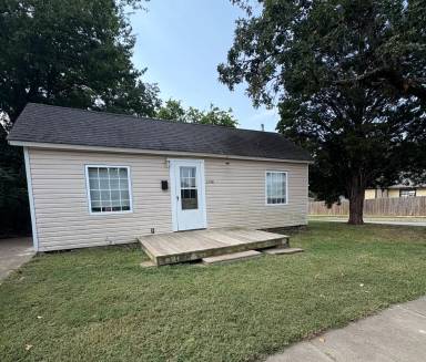 Main picture of 1722 S T St
